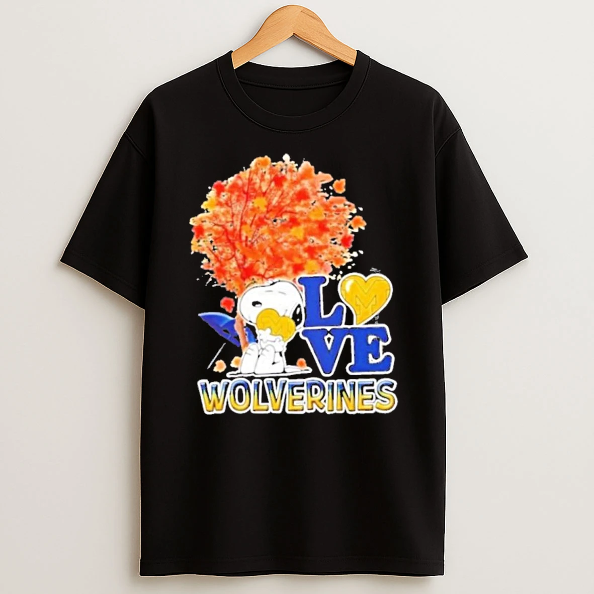2025 Peanuts Snoopy Hug Heart I Love Michigan Wolverines Tshirt Hoodie
