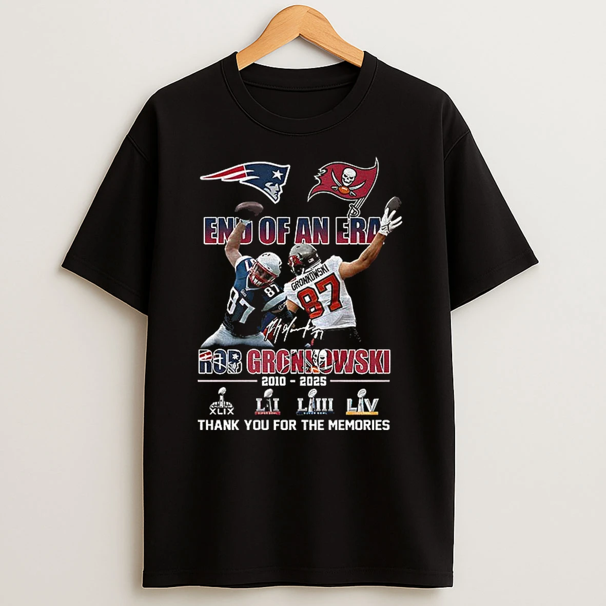 Rob Gronkowski New England Patriots And Tampa Bay Buccaneers End Of An Era Thank You For The Memories Signature Tshirt Hoodie
