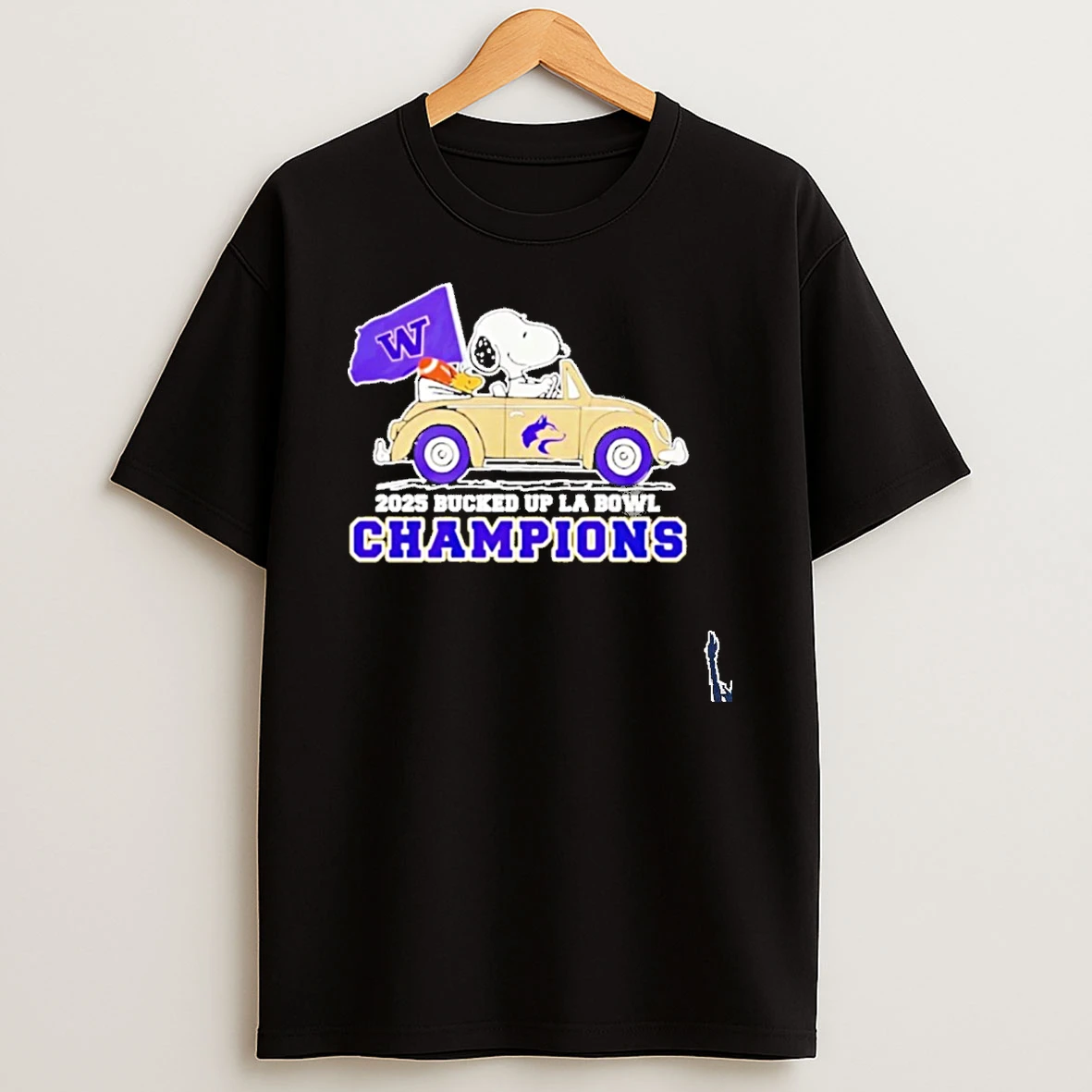 Snoopy Washington Huskies Bucked Up La Bowl Champions 2025 Flag Christmas T Shirt