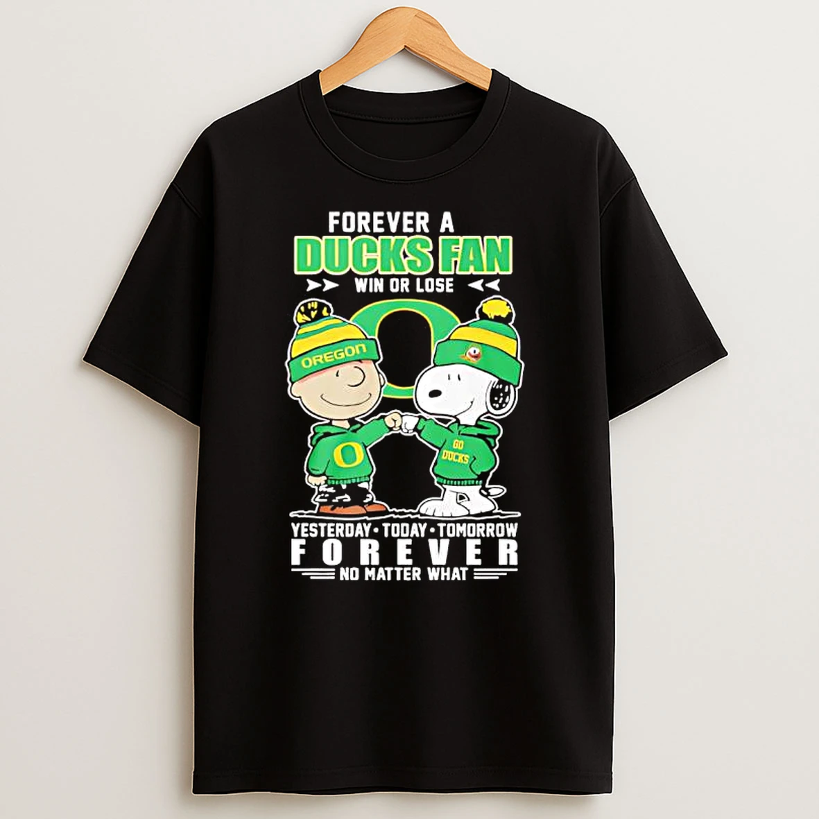 Forever A Ducks Fan Snoopy And Charlie Brown In Oregon Ducks T Shirt