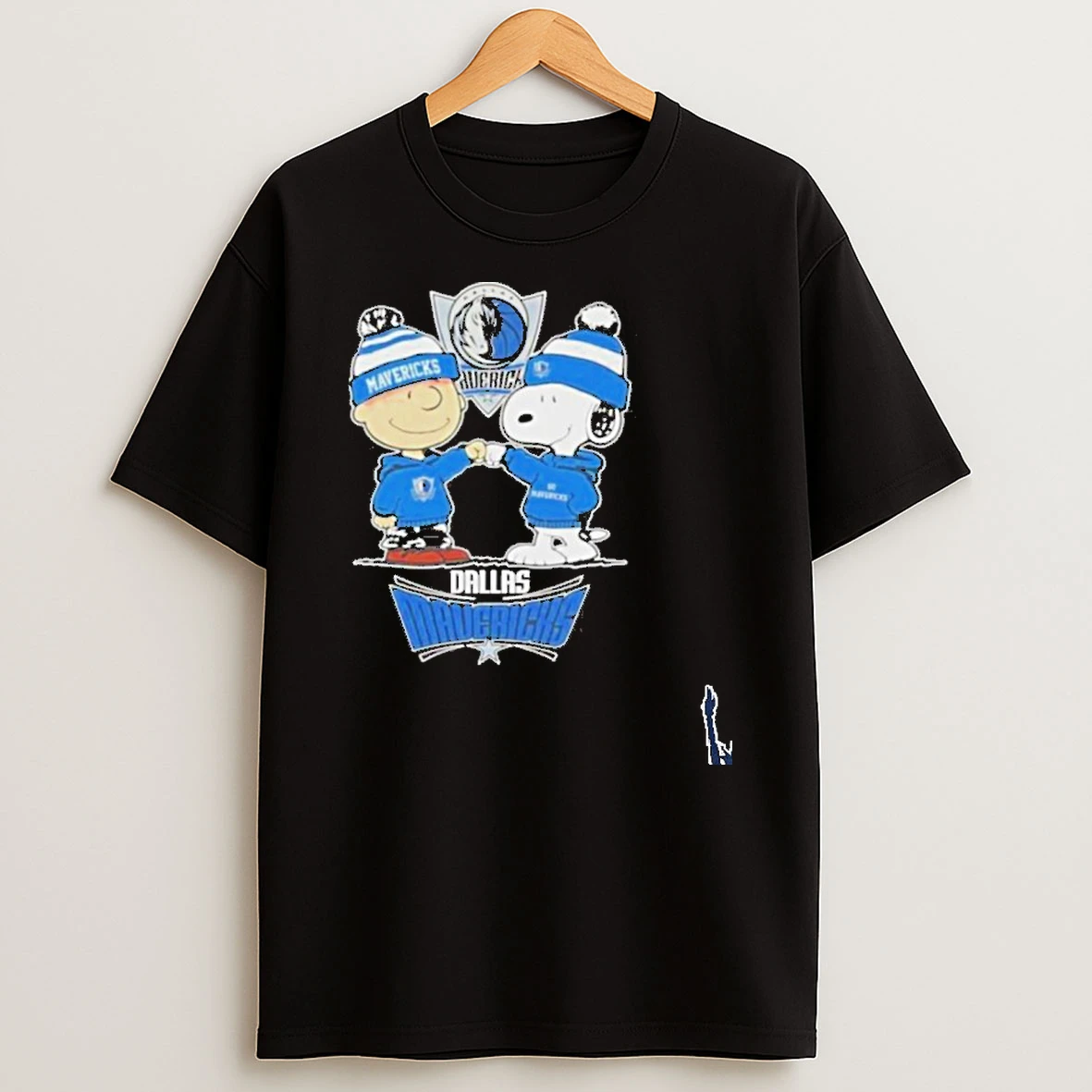 Snoopy High Five Charlie In Dallas Mavericks T Shirt