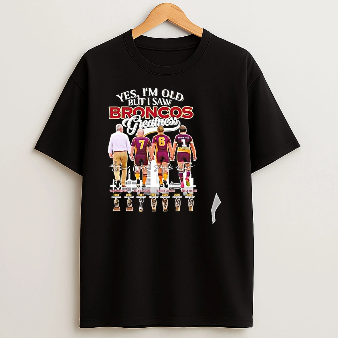 Officials Yes I Am Old But I Saw Broncos Greatness Wayne Bennett Allan Langer Darren Lockyer Reece Walsh Brisbane Broncos Signature Premium T Shirt Sweatshirt Hoodie